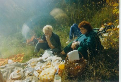 bendeki_piknik_1997-ben._holczmann_ilona_es_magdi..jpg