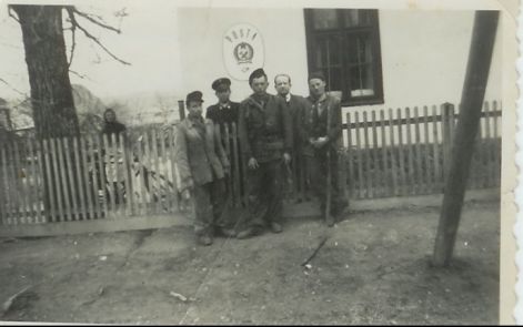 erelesekor_1950-ben._a_keritesen_belul_jancsikics_pal_es_hernadi_janos..jpg