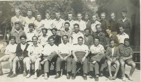 kiskolaban_1958-ban._a_kozepso_sorban_balrol_az_otodik_jancsikics_janos.jpg